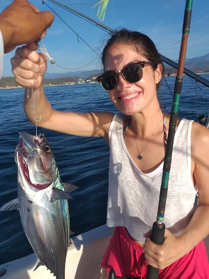 Clienta con un atún recién pescado a bordo